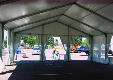 Tentes de luxe en aluminium d'événement de mariage de couverture blanche imperméable ignifuge avec le toit blanc